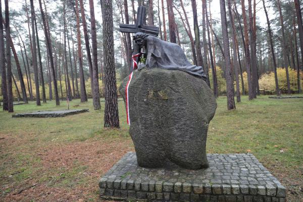 Marek Woźniak Marszałek Województwa Wielkopolskiego w tym roku odwiedził Miejsce Pamięci w Lasach Rożnowskich. - kliknij aby powiększyć