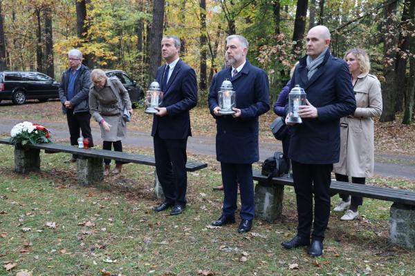 Marek Woźniak Marszałek Województwa Wielkopolskiego w tym roku odwiedził Miejsce Pamięci w Lasach Rożnowskich. - kliknij aby powiększyć