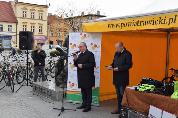 Wojciech Jankowiak Wicemarszałek Województwa Wielkopolskiego wziął udział w uroczystości otwarcia kompleksu ścieżek rowerowych w powiecie rawickim które odbyło się w dniu 21 października. Dwuetapowy projekt związany z budową ścieżek dofinansowany został kwotą ponad 20 mln zł z Wielkopolskiego Regionalnego Programu Operacyjnego 2014.- kliknij aby powiększyć