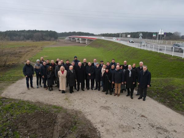 Dokładnie po 62 latach od budowy pierwszego mostu powstała nowa – pięcioprzęsłowa przeprawa przez Wartę przy drodze wojewódzkiej nr 431 która przez kolejne dziesięciolecia będzie służyła mieszkańcom.- kliknij aby powiększyć