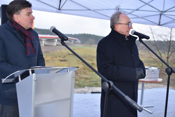 Dokładnie po 62 latach od budowy pierwszego mostu powstała nowa – pięcioprzęsłowa przeprawa przez Wartę przy drodze wojewódzkiej nr 431 która przez kolejne dziesięciolecia będzie służyła mieszkańcom.- kliknij aby powiększyć