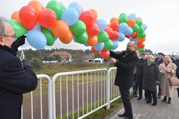 Dokładnie po 62 latach od budowy pierwszego mostu powstała nowa – pięcioprzęsłowa przeprawa przez Wartę przy drodze wojewódzkiej nr 431 która przez kolejne dziesięciolecia będzie służyła mieszkańcom.- kliknij aby powiększyć