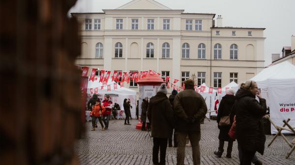 Miasteczka Powstańcze w weekend pojawiły się w trzech wielkopolskich miastach. Mieszkańcy Piły Leszna oraz Kalisza licznie wzięli udział w wydarzeniach plenerowych w ramach kampanii WywieśMY flagi dla Powstańców!.- kliknij aby powiększyć