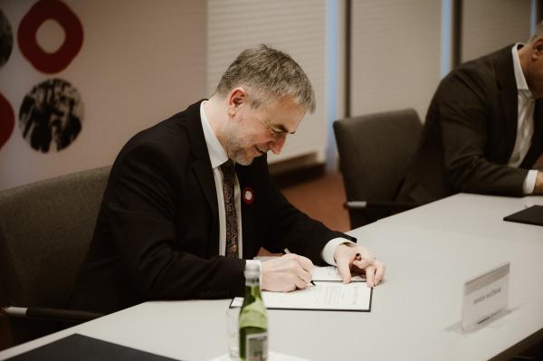 Marszałek Marek Woźniak podpisuje umowy- kliknij aby powiększyć