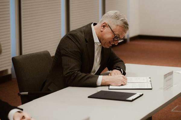 Prezydent Jacek Jaśkowiak podpisuje umowy- kliknij aby powiększyć