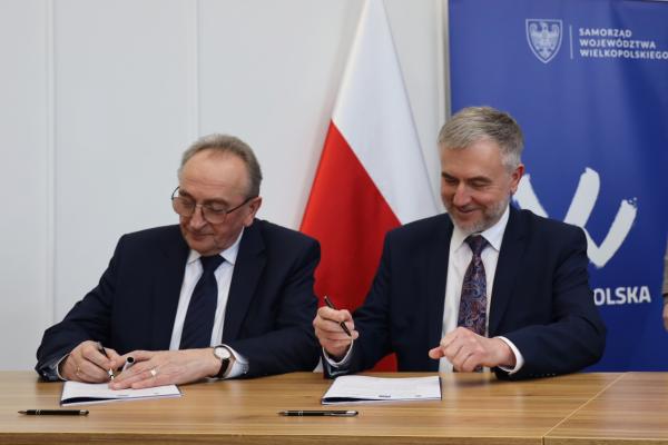 Marek Woźniak Marszałek Województwa Wielkopolskiego i Wojciech Jankowiak Wicemarszałek Województwa Wielkopolskiego podpisali 27 stycznia 2023 roku z Arnoldem Breschem Członkiem Zarządu PKP Polskie Linie Kolejowe S.A. pięć umów dotyczących planów realizacji w Wielkopolsce projektów kolejowych w ramach programu Kolej.- kliknij aby powiększyć