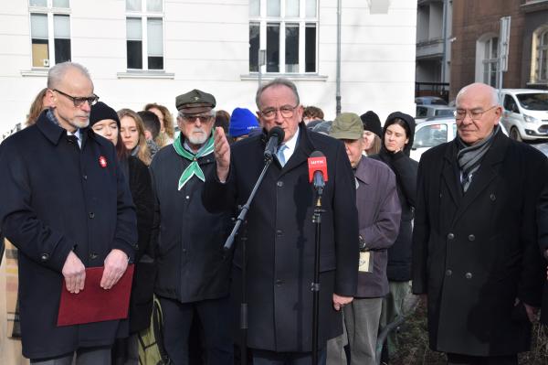 W 104. rocznicę zawarcia rozejmu w Trewirze który kończył walki Powstania Wielkopolskiego 1918/19 i wyznaczał na wielkopolskim froncie linię demarkacyjną uczczono okolicznościową uroczystością w stolicy Wielkopolski. Uczestniczył w niej Wojciech Jankowiak Wicemarszałek Województwa Wielkopolskiego.- kliknij aby powiększyć