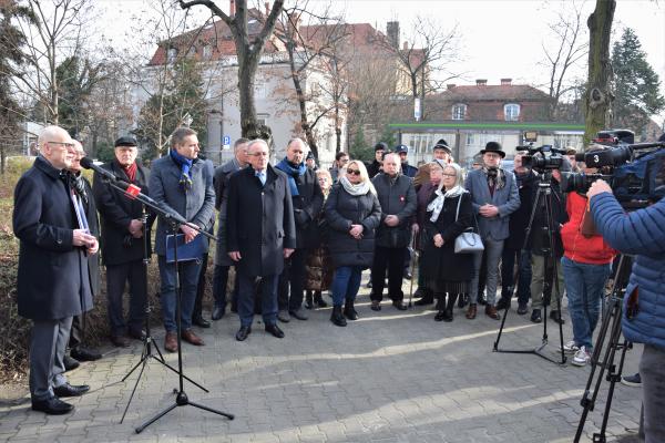 W 104. rocznicę zawarcia rozejmu w Trewirze który kończył walki Powstania Wielkopolskiego 1918/19 i wyznaczał na wielkopolskim froncie linię demarkacyjną uczczono okolicznościową uroczystością w stolicy Wielkopolski. Uczestniczył w niej Wojciech Jankowiak Wicemarszałek Województwa Wielkopolskiego.- kliknij aby powiększyć