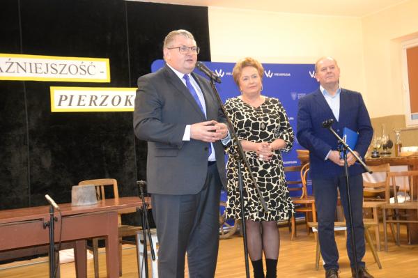 Wydarzenie było okazją do wręczenia przez  Krzysztofa Grabowskiego Wicemarszałka Województwa Wielkopolskiego Odznaki Honorowej Ryszardowi Mazurowi Dyrektorowi GOK w Doruchowie- kliknij aby powiększyć