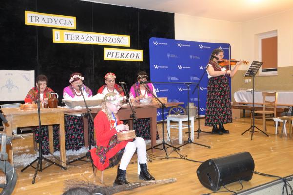 18 lutego w Gminnym Ośrodku Kultury w Doruchowie w powiecie ostrzeszowskim odbył się konkurs Darcia pierza Pierzok- kliknij aby powiększyć