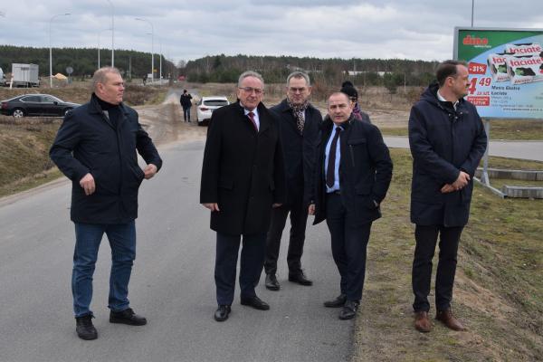 Wojciech Jankowiak Wicemarszałek Województwa Wielkopolskiego dokonał wizytacji zakończonych i będących w trakcie realizacji inwestycji na drogach wojewódzkich na terenie powiatu międzychodzkiego. Podczas wizyty w gminach Międzychód i Sieraków nie zabrakło rozmów o dalszych ambitnych planach inwestycyjnych Samorządu Województwa Wielkopolskiego w tej części naszego regionu. - kliknij aby powiększyć