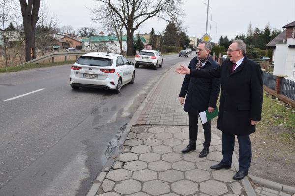 Wojciech Jankowiak Wicemarszałek Województwa Wielkopolskiego dokonał wizytacji zakończonych i będących w trakcie realizacji inwestycji na drogach wojewódzkich na terenie powiatu międzychodzkiego. Podczas wizyty w gminach Międzychód i Sieraków nie zabrakło rozmów o dalszych ambitnych planach inwestycyjnych Samorządu Województwa Wielkopolskiego w tej części naszego regionu. - kliknij aby powiększyć