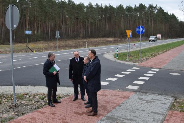 Wojciech Jankowiak Wicemarszałek Województwa Wielkopolskiego dokonał wizytacji zakończonych i będących w trakcie realizacji inwestycji na drogach wojewódzkich na terenie powiatu międzychodzkiego. Podczas wizyty w gminach Międzychód i Sieraków nie zabrakło rozmów o dalszych ambitnych planach inwestycyjnych Samorządu Województwa Wielkopolskiego w tej części naszego regionu. - kliknij aby powiększyć