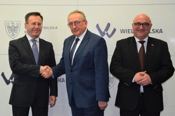 Wojciech Jankowiak Wicemarszałek Województwa Wielkopolskiego spotkał się w Urzędzie Marszałkowskim Województwa Wielkopolskiego w Poznaniu z Samvelem Mkrtchianem Ambasadorem Nadzwyczajnym i Pełnomocnym Republiki Armenii w RP- kliknij aby powiększyć