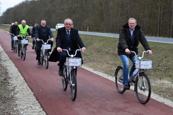 Wicemarszałek Wojciech Jankowiak dokonał oficjalnego otwarcia ścieżki rowerowej przy drodze wojewódzkiej nr 241 pomiędzy Wągrowcem i wsią Pokrzywnica. - kliknij aby powiększyć