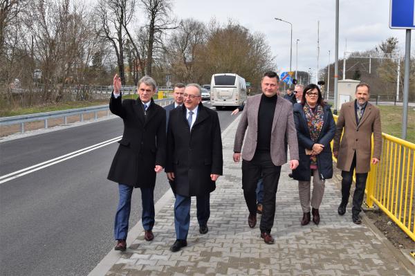 Wicemarszałek Wojciech Jankowiak wraz z władzami powiatu szamotulskiego oraz Szamotuł przechodzą nowym łącznikiem- kliknij aby powiększyć