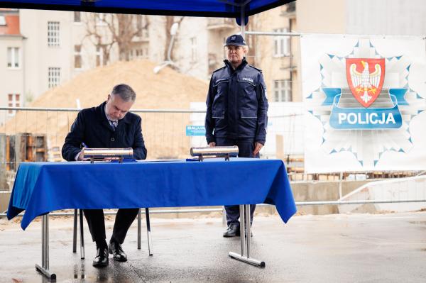 W środę 19 kwietnia przy ul. Kochanowskiego 2a w Poznaniu odbyło się uroczyste wmurowanie kamienia węgielnego pod budowę nowej siedziby Laboratorium Kryminalistycznego Komendy Wojewódzkiej Policji.- kliknij aby powiększyć