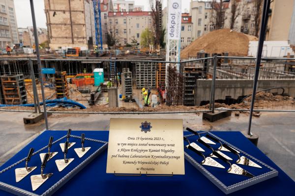 W środę 19 kwietnia przy ul. Kochanowskiego 2a w Poznaniu odbyło się uroczyste wmurowanie kamienia węgielnego pod budowę nowej siedziby Laboratorium Kryminalistycznego Komendy Wojewódzkiej Policji.- kliknij aby powiększyć