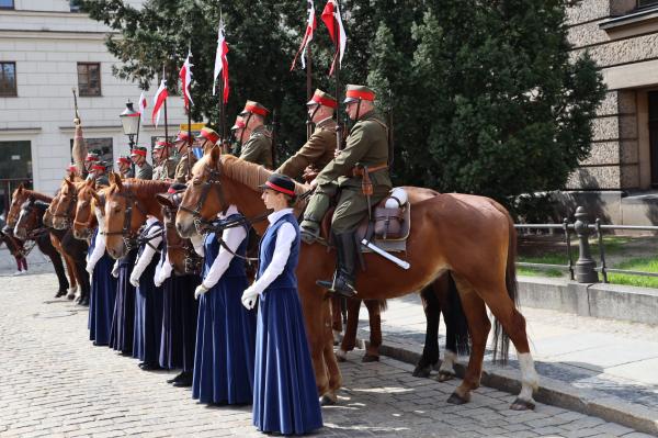 Ułani na koniach w mundurach oraz panie w strojach  z epoki - kliknij aby powiększyć