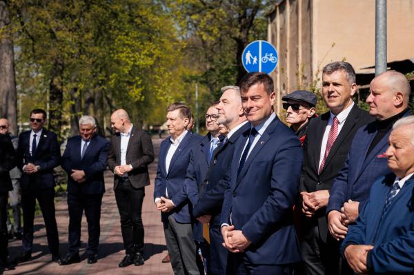 Marszałek otworzył Rondo Unii Europejskiej w Rawiczu- kliknij aby powiększyć
