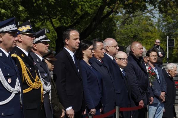 W poznańskich obchodach 78. rocznicy zakończenia II wojny światowej wzięła udział Paulina Stochniałek Członkini Zarządu Województwa Wielkopolskiego.- kliknij aby powiększyć