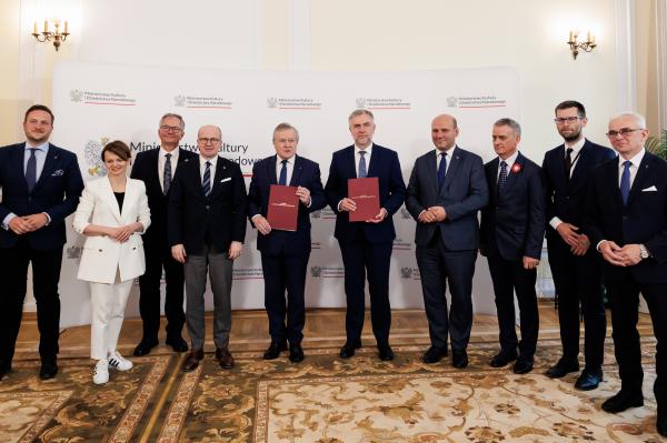 Samorząd Województwa Wielkopolskiego wraz z Ministerstwem Kultury i Dziedzictwa Narodowego poprowadzą wspólnie Wielkopolskie Muzeum Niepodległości. Oznacza to że budowę nowej siedziby Muzeum Powstania Wielkopolskiego współfinansować będzie państwo. Umowę w tej sprawie we wtorek 9 maja podpisali Marek Woźniak Marszałek Województwa Wielkopolskiego i Wicepremier Piotr Gliński Minister Kultury i Dziedzictwa Narodowego- kliknij aby powiększyć