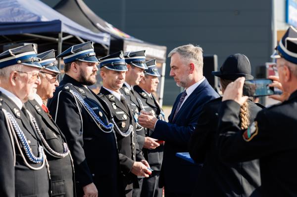 Marszałek Marek Woźniak wręcza strażakom odznaczenia - kliknij aby powiększyć