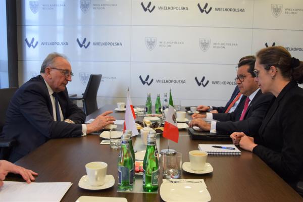 Wojciech Jankowiak Wicemarszałek Województwa Wielkopolskiego spotkał się z Juanem Sandovalem Mendioleą Ambasadorem Nadzwyczajnym i Pełnomocny Meksykańskich Stanów Zjednoczonych w RP.- kliknij aby powiększyć