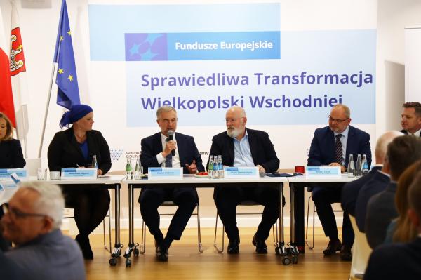 Wiceprzewodniczący Timmermans oraz Marszałek Woźniak wspólnie o sprawiedliwej transformacji - kliknij aby powiększyć