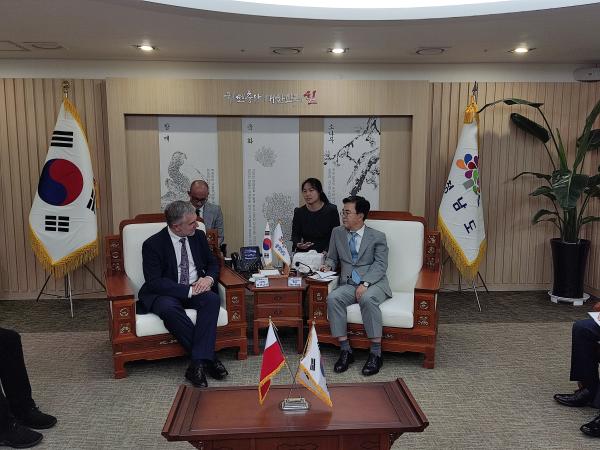 W dniach 31 maja – 2 czerwca 2023 r. delegacja Województwa Wielkopolskiego pod przewodnictwem Marszałka Marka Woźniaka złożyła oficjalną wizytę w partnerskim regionie Chugcheongnam-do w Korei Południowej.- kliknij aby powiększyć