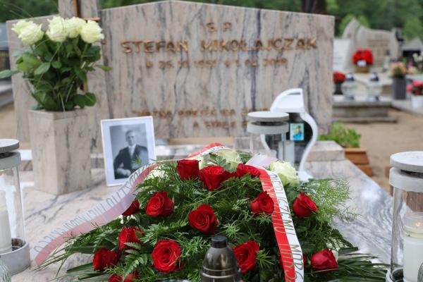 Grób Stefana Mikołajczaka na cmentarzu w Skokach  - kliknij aby powiększyć
