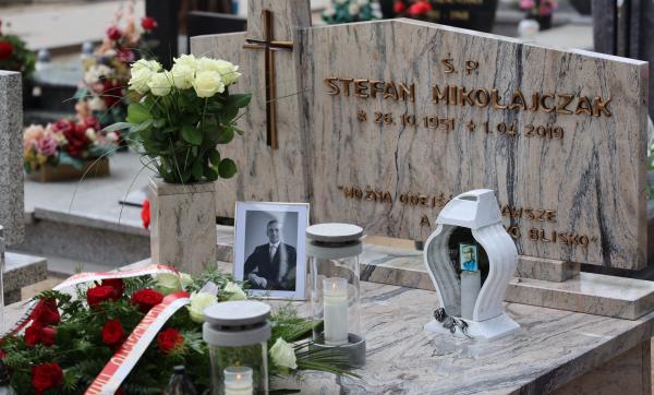Grób Stefana Mikołajczaka na cmentarzu w Skokach - kliknij aby powiększyć