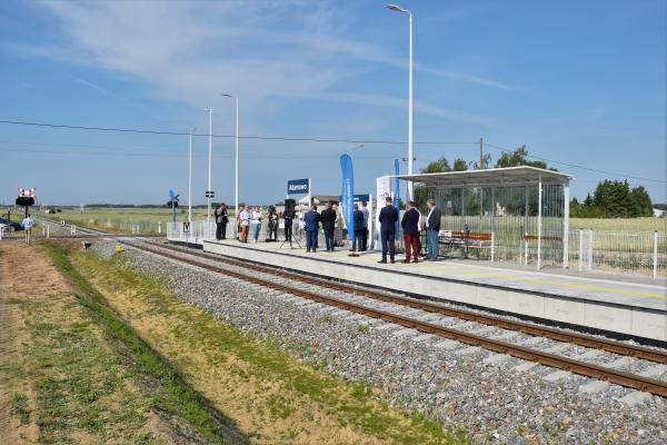 Wojciech Jankowiak Wicemarszałek Wielkopolski wziął udział w inauguracji nowego kolejowego przystanku pasażerskiego który powstał w Adamowie w ramach rewitalizacji linii kolejowej 357 na odcinku Drzymałowo-Wolsztyn.- kliknij aby powiększyć