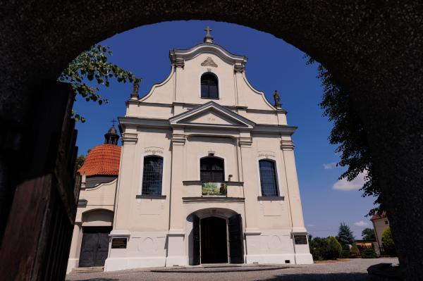 Kościół w Winnej Górze w którym znajduje się grób gen. Jana Henryka Dąbrowskiego  - kliknij aby powiększyć