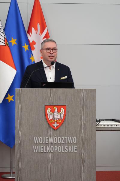 p. Jacek Bogusławski, Członek Zarządu Województwa Wielkopolskiego wygłasza przemowę rozpoczynającą wydarzenie- kliknij aby powiększyć