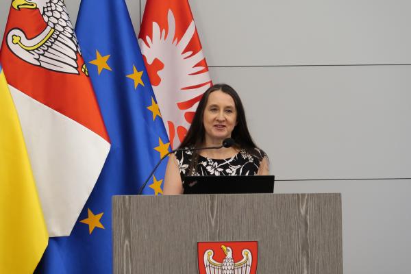 p. Sylwia Oziembło-Brzykczy podczas prezentacji pt.: Azbest w Polsce na tle Europy-skala problemu oraz przepisy prawa- kliknij aby powiększyć