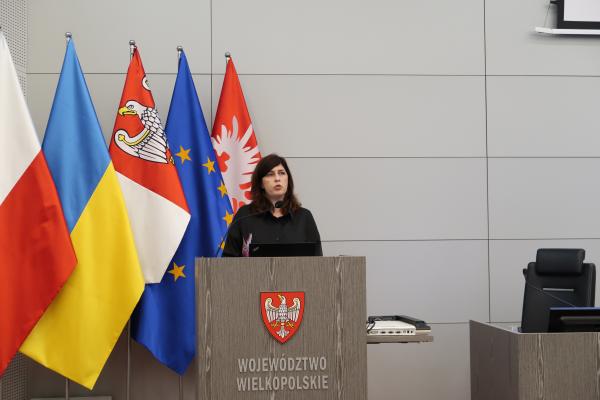 p. Beata Świątkowska przedstawia prezentację pt.: Wpływ azbestu na zdrowie ludzi- kliknij aby powiększyć