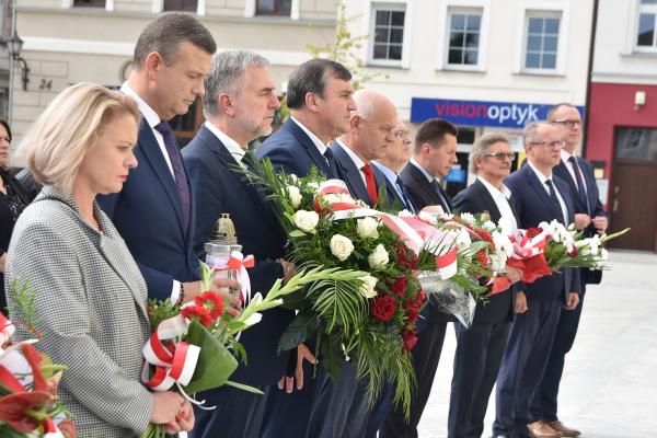 Marszałek Marek Woźniak złożył wraz z władzami Kościana kwiaty przed tablicą umieszczoną na Ratuszu upamiętniającą ofiary niemieckich zbrodni dokonanych w tym miejscu- kliknij aby powiększyć
