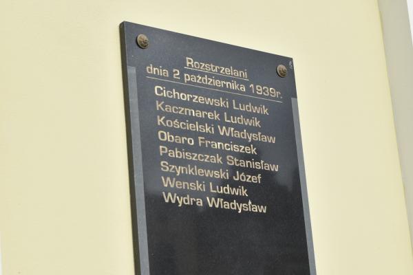 Marszałek Marek Woźniak złożył wraz z władzami Kościana kwiaty przed tablicą umieszczoną na Ratuszu upamiętniającą ofiary niemieckich zbrodni dokonanych w tym miejscu- kliknij aby powiększyć