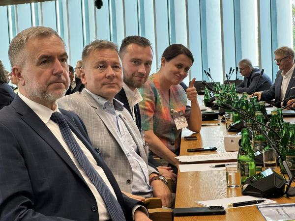 Marszałek Marek Woźniak wziął udział w posiedzeniu sejmowej komisji ds. Energii, Klimatu i Aktywów Państwowych. - kliknij aby powiększyć