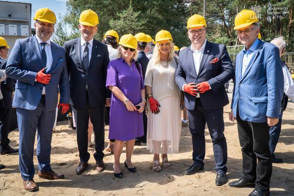 Podpisanie aktu erekcyjnego oraz wmurowanie kamienia węgielnego pod budowę nowoczesnego prosektorium przy Szpitalu Specjalistycznym w Pile, fot. Nadnotecki Instytut UAM w Pile- kliknij aby powiększyć