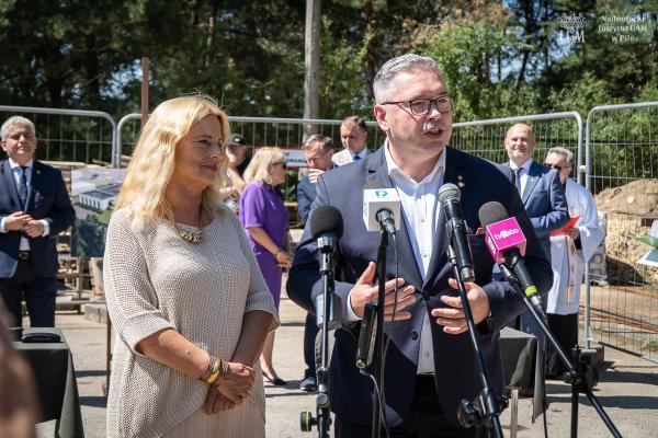 Podpisanie aktu erekcyjnego oraz wmurowanie kamienia węgielnego pod budowę nowoczesnego prosektorium przy Szpitalu Specjalistycznym w Pile, fot. Nadnotecki Instytut UAM w Pile- kliknij aby powiększyć