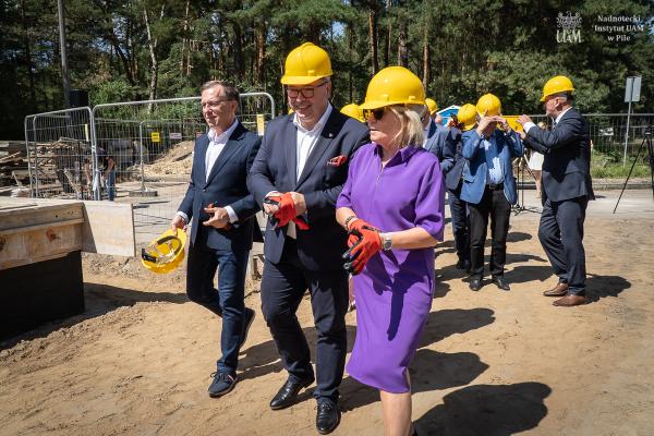 Podpisanie aktu erekcyjnego oraz wmurowanie kamienia węgielnego pod budowę nowoczesnego prosektorium przy Szpitalu Specjalistycznym w Pile, fot. Nadnotecki Instytut UAM w Pile- kliknij aby powiększyć