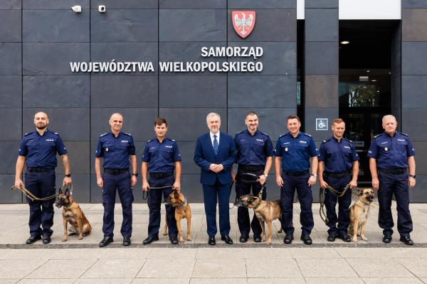 Marszałek Marek Woźniak spotkał się z laureatami wojewódzkich eliminacji do XXI Kynologicznych Mistrzostw Policji.- kliknij aby powiększyć