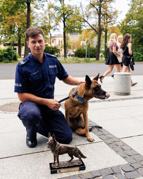 Marszałek Marek Woźniak spotkał się z laureatami wojewódzkich eliminacji do XXI Kynologicznych Mistrzostw Policji.- kliknij aby powiększyć