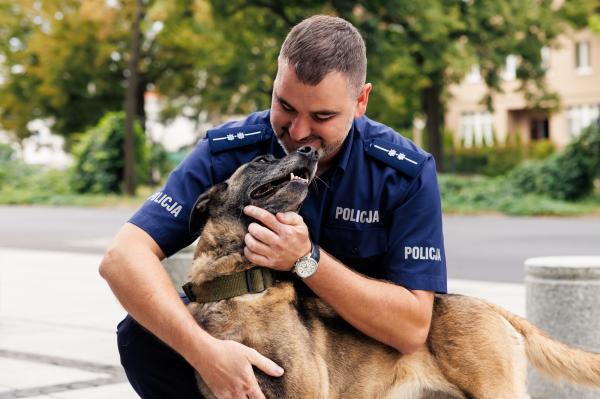 Marszałek Marek Woźniak spotkał się z laureatami wojewódzkich eliminacji do XXI Kynologicznych Mistrzostw Policji.- kliknij aby powiększyć