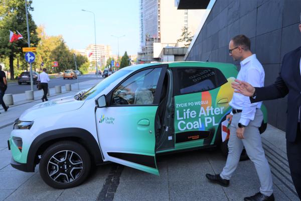 Przekazanie samochodów elektrycznych wielkopolskim gminom w ramach projektu Life After Coal PL- kliknij aby powiększyć