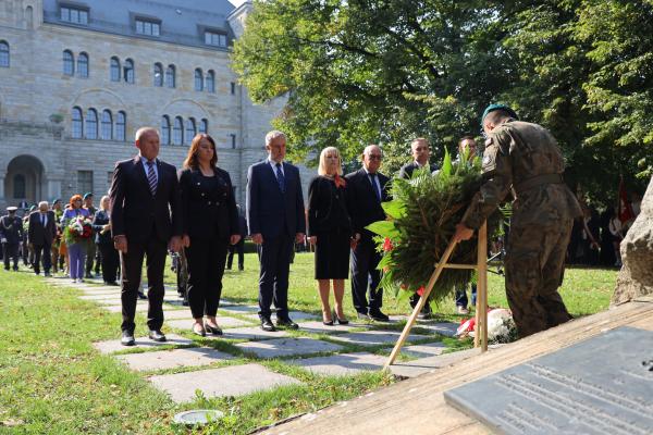 Marek Woźniak, Marszałek Województwa Wielkopolskiego wziął udział w obchodach 85. rocznicy napaści ZSRR na Polskę oraz Światowego Dnia Sybiraka w Poznaniu.- kliknij aby powiększyć