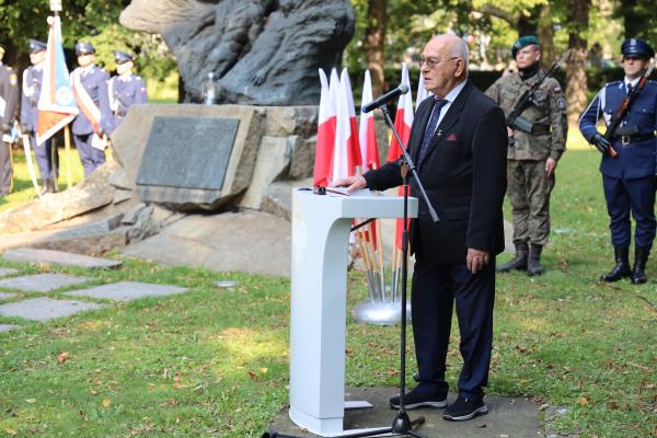 Marek Woźniak, Marszałek Województwa Wielkopolskiego wziął udział w obchodach 85. rocznicy napaści ZSRR na Polskę oraz Światowego Dnia Sybiraka w Poznaniu.- kliknij aby powiększyć