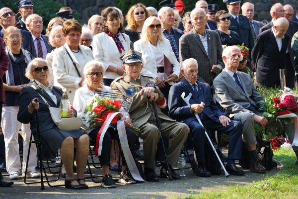 Uroczystości przy Pomniku Ofiar Katynia i Sybiru- kliknij aby powiększyć